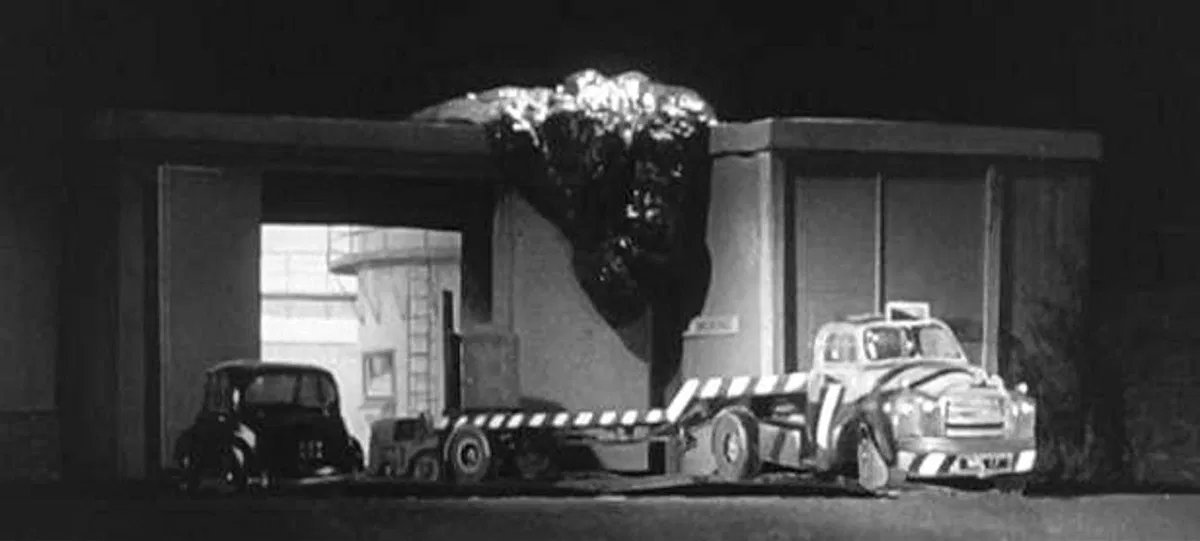 44. LO DESCONOCIDO (1956)Por tema de licencias no pudo ser un film de Quatermass, pero es hasta mejor que el original. Un fluido primordial surge de la tierra y busca energía, destruyendo todo a su paso. Solo la ciencia puede acabar con él. Tiene una atmósfera de terror brutal.