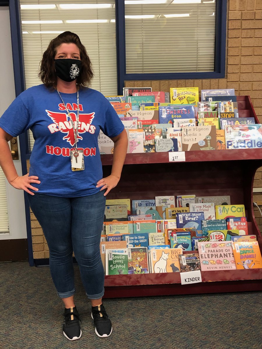 BISD_Libraries's tweet photo. So happy to see our library staff getting ready for a fabulous new school year! #LoveOurBISDLibraries #LibrariesAreEssential #MaskUpForSafety @BryanISD @BISD_ITech @BISD_HoustonSC #GoHoustonRavens https://t.co/24fqrURawn