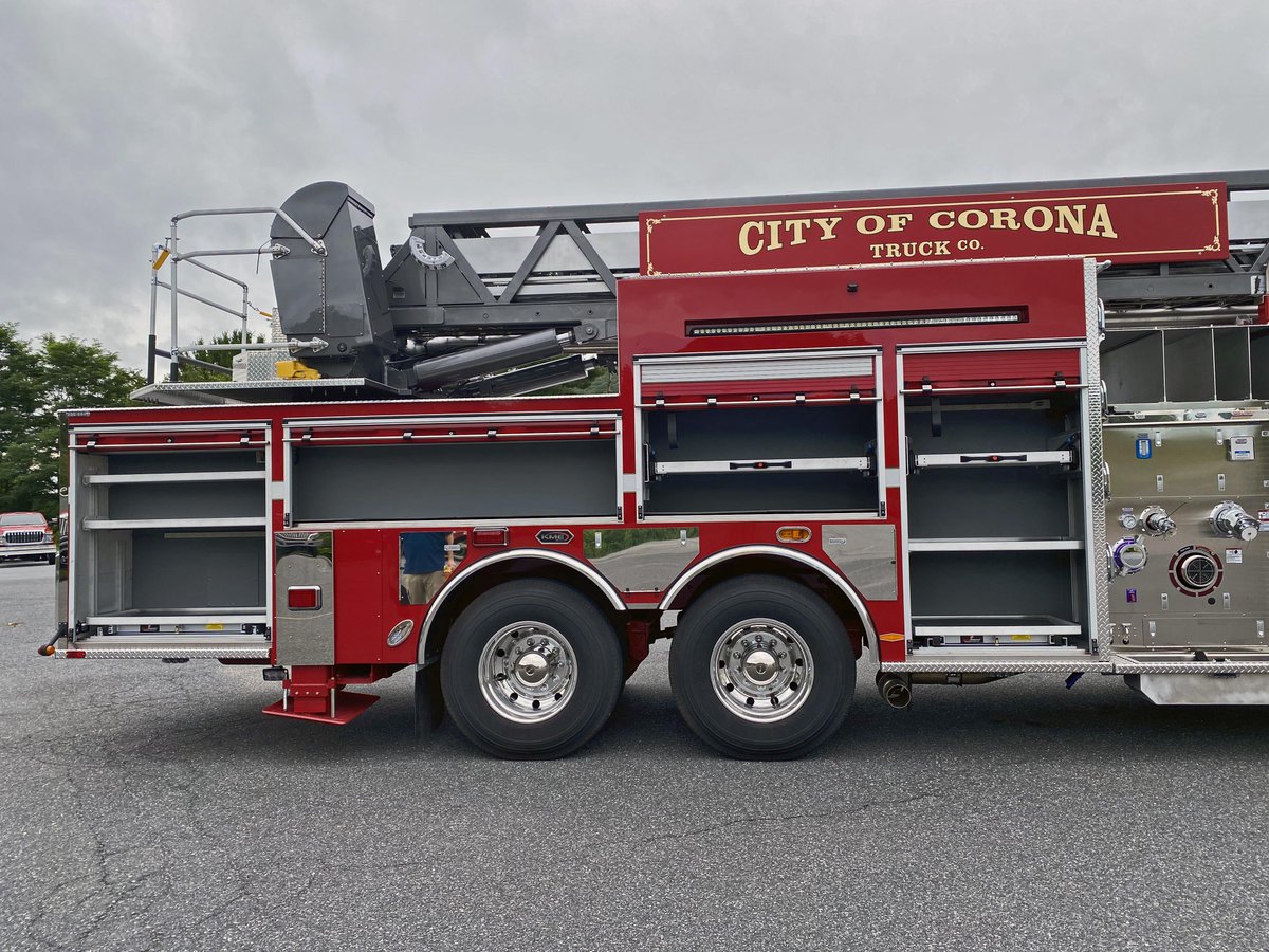 KMEFire's tweet photo. Congratulations City of Corona Fire Department on the purchase on your new 103' Reamount #AerialCat Ladder! This is 1 of 4 new #KME's they added to their fleet! #KMEWorksForYou #ConfidenceAtEveryStep #Aerial #Firetruck #LadderTruck #KMEFire https://t.co/8TgEH9rELv