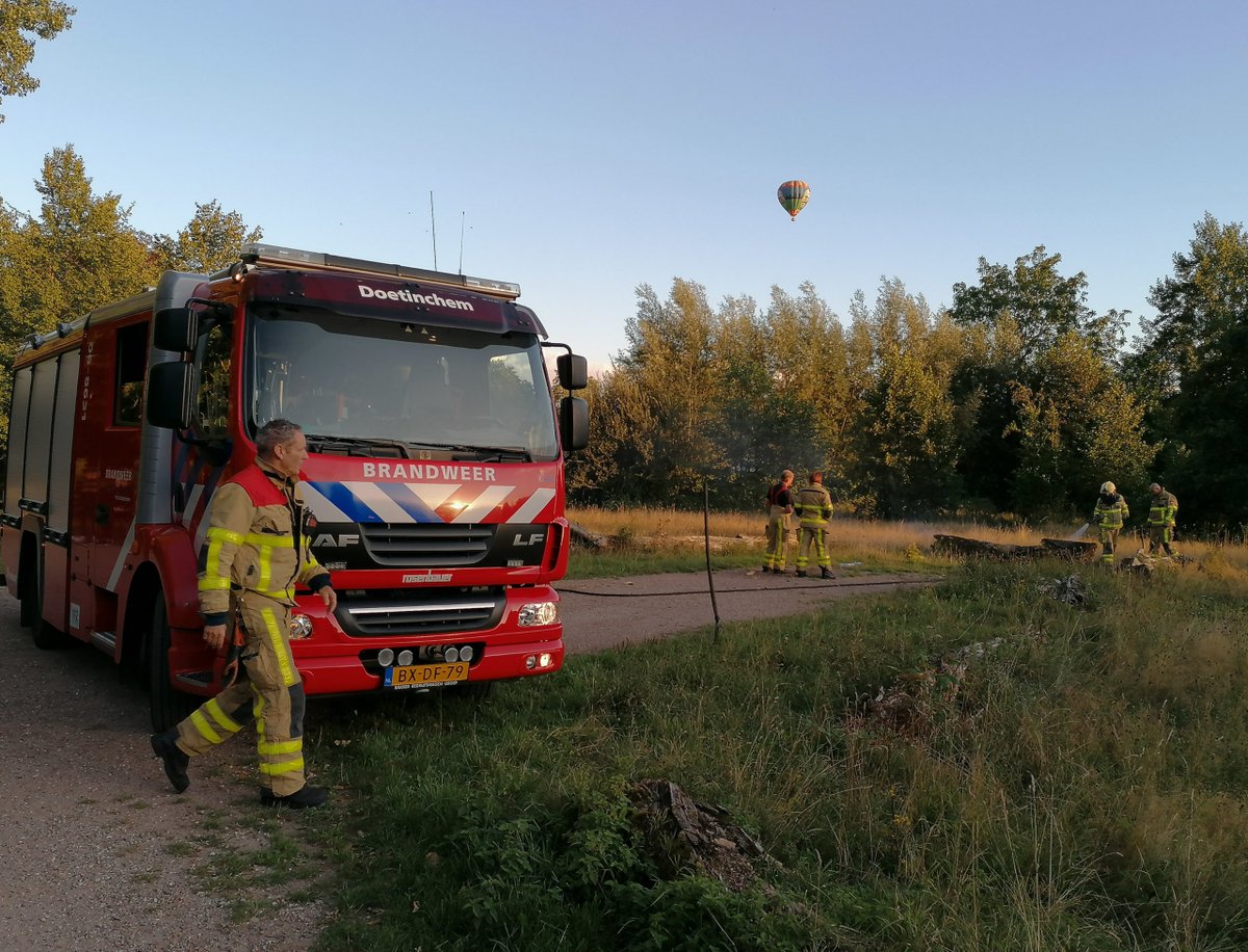Brand in boomstam op bekende hangplek, vermoeden van brandstichting -..