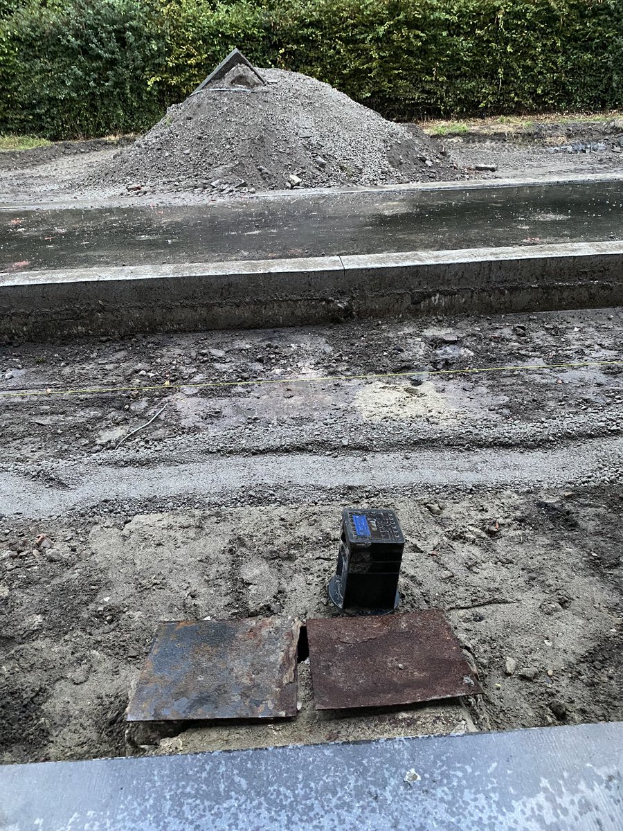 HeinTimmerman's tweet photo. @MathiasDeClercq  op bezoek in de Steenakker 58, wegenwerken, kelder gat half opengelaten bij regen, en klauteren om binnen te raken... goed bezig mensen die minder goed te been zijn.Gat van 50 cm en draad om over te springen in de donker. Hindernisparcours. Wie coördineert dit? https://t.co/2Tfs4gWje1