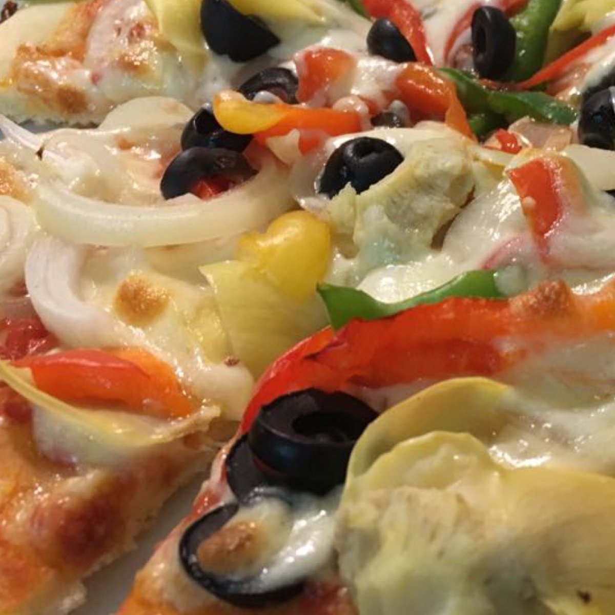 ¡Estamos de vuelta! 
¡Y así iniciamos la semana!
Una de nuestras pizzas vegetarianas con aceitunas negras, pimientos rojos y verdes, cebolla y un extra de alcachofas. 😋
Así como para alegrar corazones ❤️