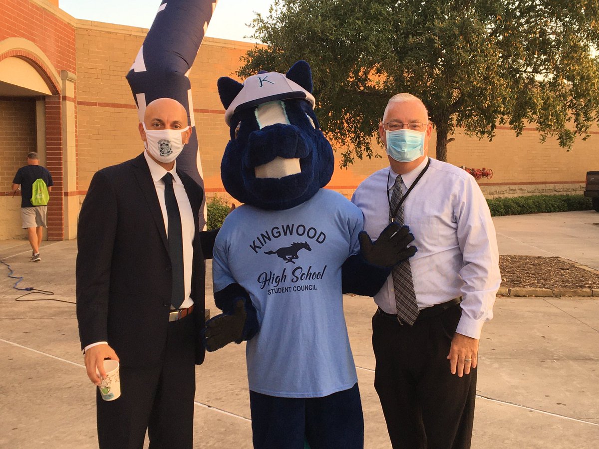 HumbleISD_KHS's tweet image. Welcome back to Kingwood High School!  We are so happy that the Mustangs are back!!! #BeTheLight #GoMustangs #GoBlue