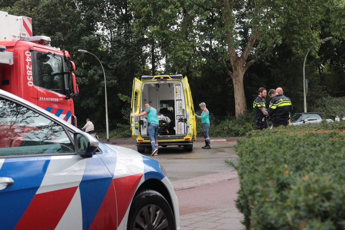 Motorrijder onderuit op rotonde in Deventer .