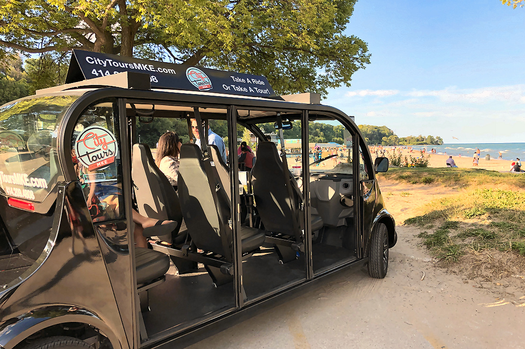 Check out the beach scene in one of our eco-friendly cruisers on our #DiscoverIconicMilwaukeeTour. Nothing is better than summertime in #Milwaukee.

bit.ly/ctmiconicmketo…

#milwaukeearchitecture #milwaukeesightseeingtours
