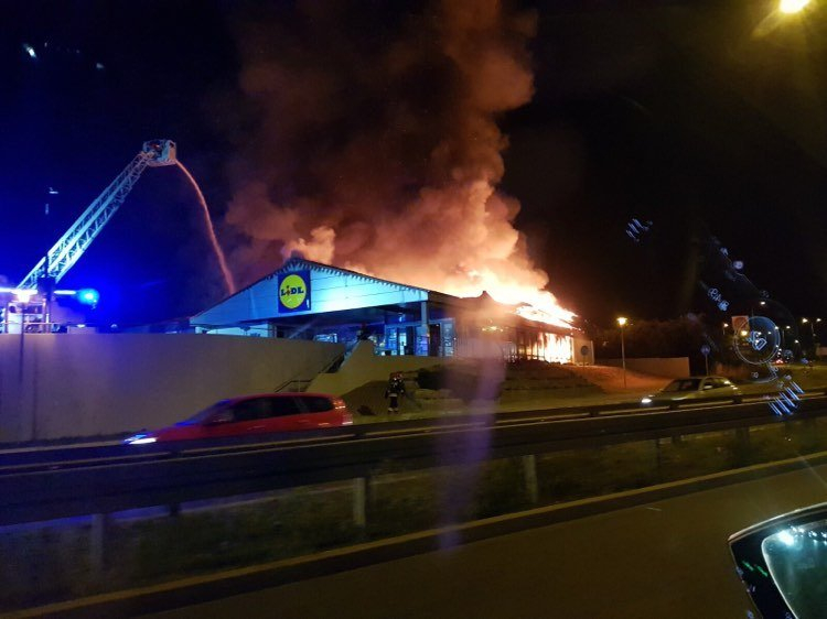 Pożar supermarketu Lidl na kieleckich Ślichowicach. Doszło do zapalenia poszycia dachu. Jak poinformował dyżurny PSP w Kielcach. 
 
zdjęcie <a href="/RadioKielce/">Radio Kielce</a>