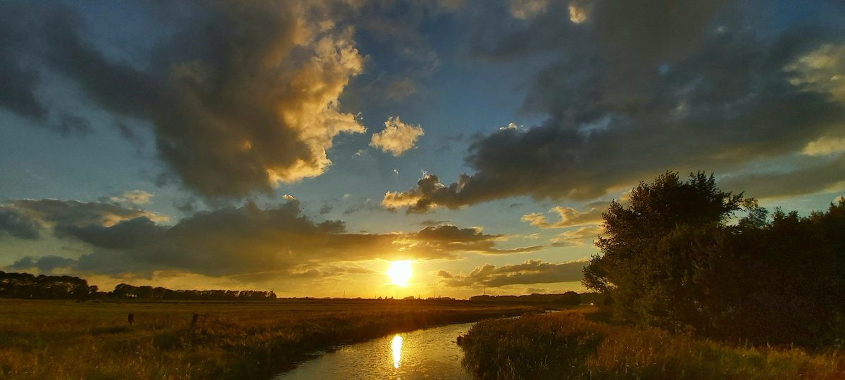 #Groningen #Zonsondergang #24Aug2020 
<a href="/WNLVandaag/">WNL Vandaag</a> <a href="/helgavanleur/">Helga van Leur ☀</a> <a href="/BuienRadarNL/">Buienradar</a> <a href="/mooieluchten/">mooieluchten</a>