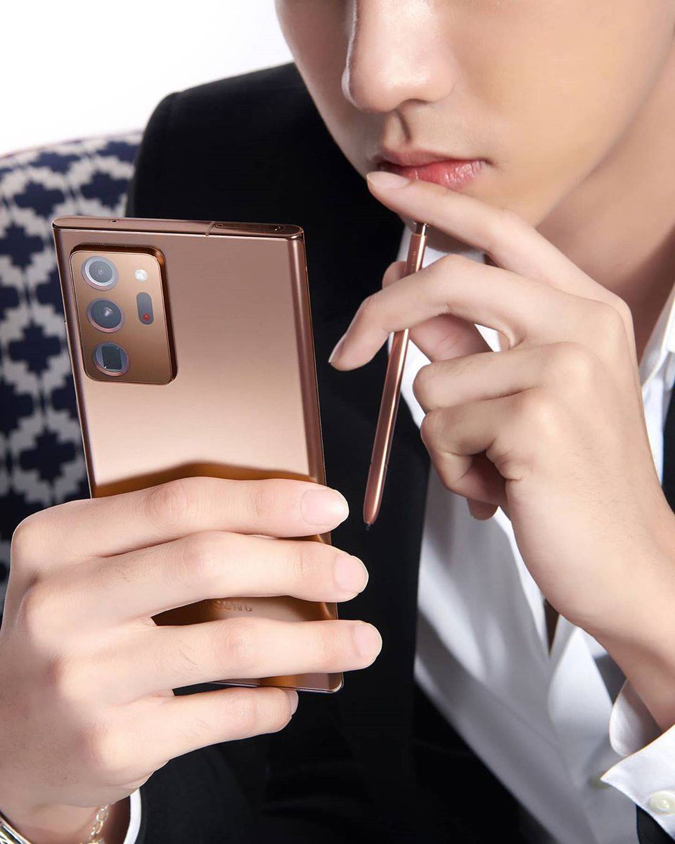 LBC_France's tweet photo. [INSTAGRAM] 

Post de Perth datant du 20 août en partenariat avec Samsung pour le Samsung Note20 Series, il est équipé d'un stylé intelligent. 

#NoteItMyWay #GalaxyNote20TH #TeamGalaxy  

~ Blue 

#LBC2 #PerthTanapon #KDPPE https://t.co/BJSG1QsRZy