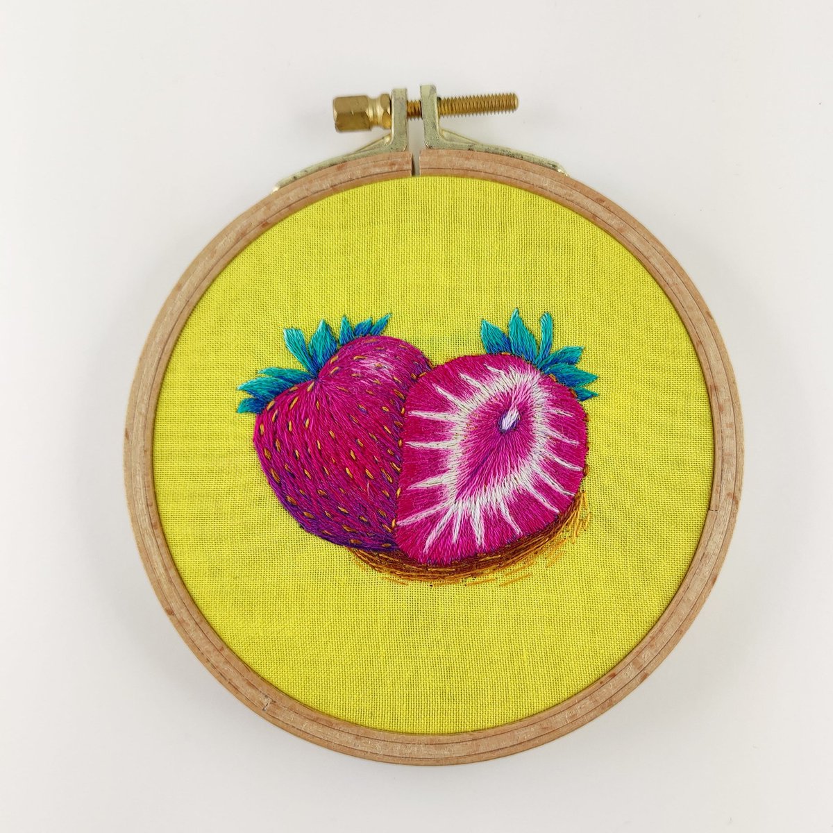 BeckyEmbroidery's tweet photo. A couple of strawberries

#embroidery #art #ArtistOnTwitter #strawberries https://t.co/M7YJLKio6e