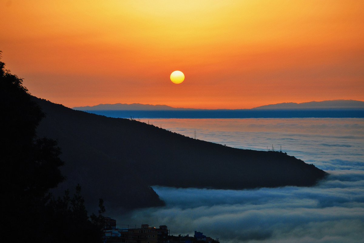 SaraYurda's tweet photo. Los atardeceres en Tenerife son así de espectaculares. https://t.co/tosMmhAdYe