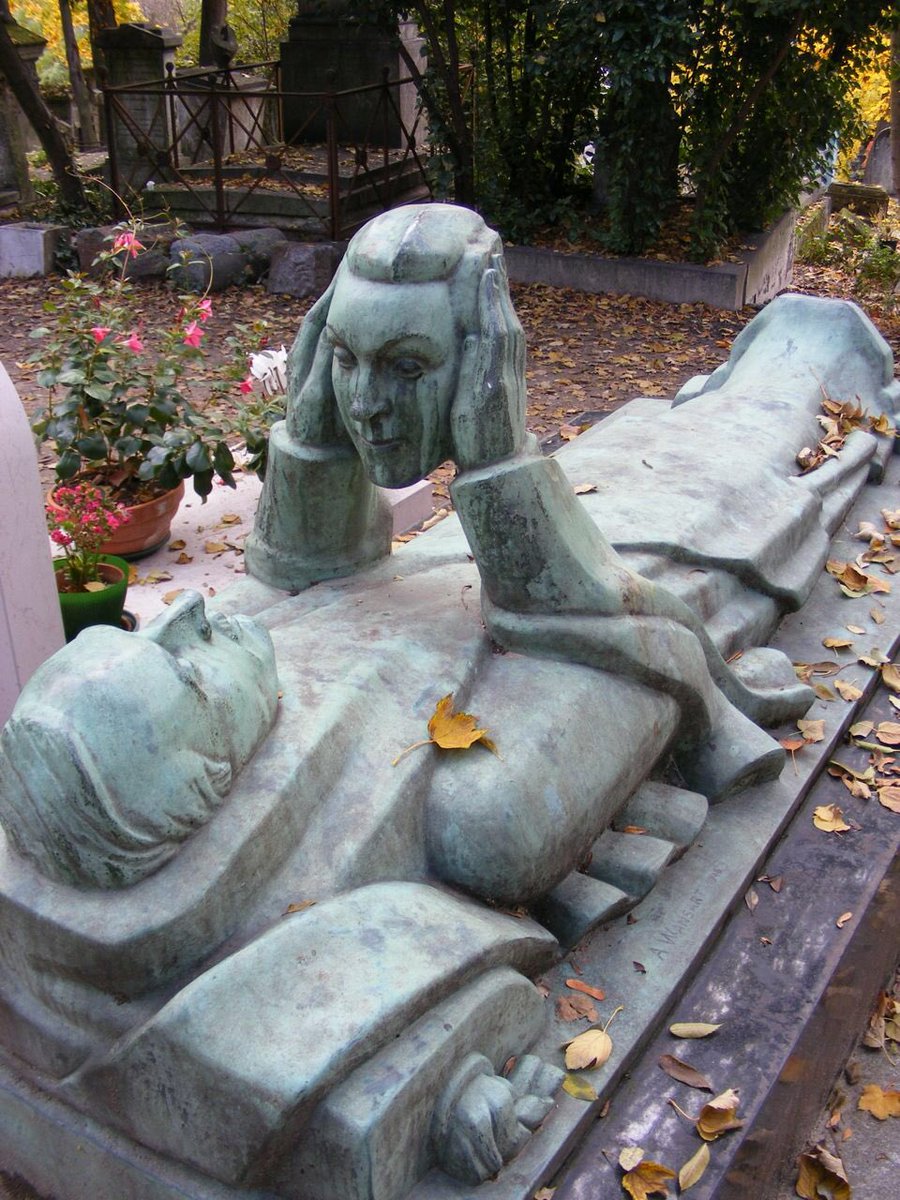 MadameGilflurt's tweet photo. When Fernand Arbelot died in 1942, his last wish was to gaze at his wife for eternity. His unusual grave at Pere Lachaise made his wish come true! https://t.co/CcGcTZUbdF