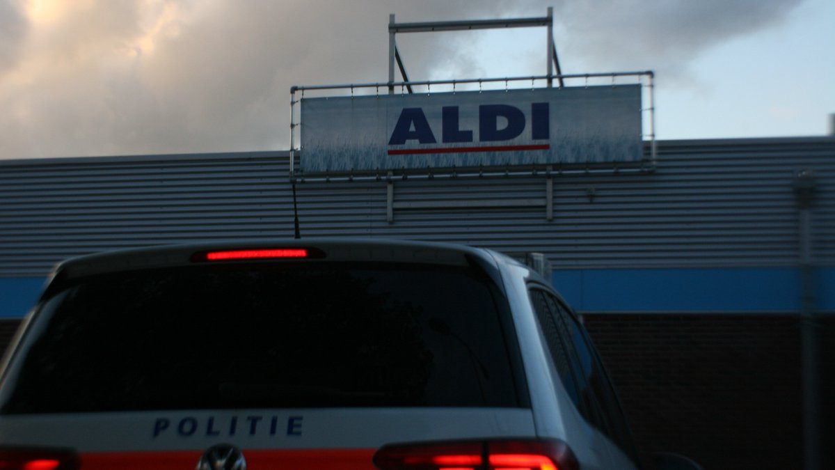Aldi in Den Helder overvallen, politie zoekt vanuit heli naar dader ..