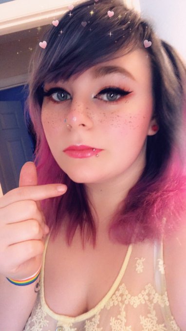 Who&rsquo;s gonna join me online tonight?? 🥰 https://t.co/CEOwIegpA7<a href="/tag/camgirls"class="tags"><span>#camgirls</span></a><a href="/tag/egirl"class="tags"><span>#egirl</span></a>