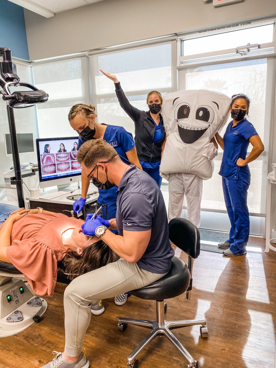 frostortho's tweet photo. A new #frostsmile with some members of the #frostfam &amp; a special guest! 🦷 Definitely the cutest tooth we've ever seen 😍 
.
#frostsmiles #frostortho #mondaymotivation #toothcute #bestmoment #newsmile #adultortho #damonsmile #mondayfunday #smiledesigner https://t.co/3lzbklcA2f
