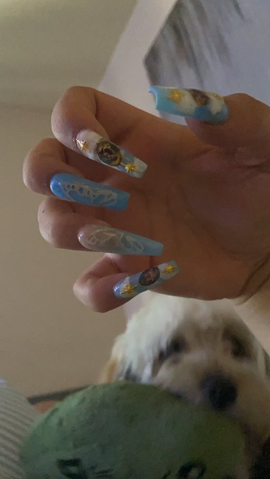 Update my nail tech came over ... say hi to Honey ( I’m babysitting ) https://t.co/o54Gm9JLqi