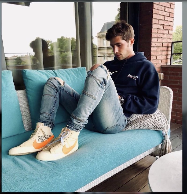 Alex Calatayud on Twitter: "Sergi Roberto -Sudadera Balenciaga - Zapas/ Nike X Off-White (Blazer) https://t.co/RrNOftrmFl" /