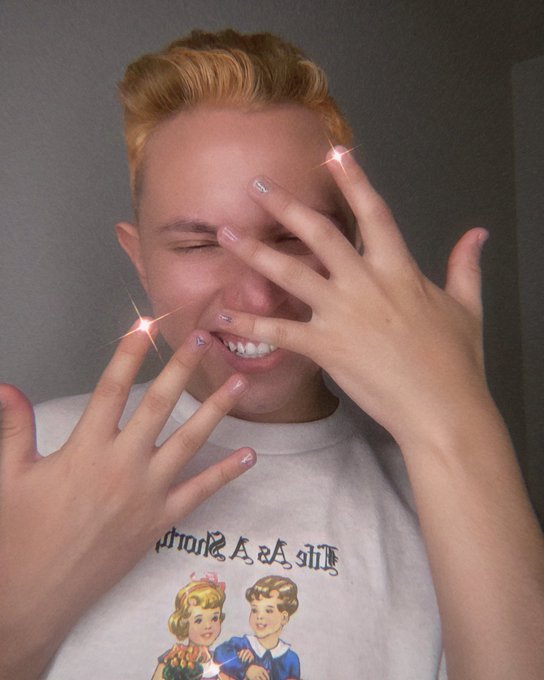 1 pic. Sorry I haven’t been so active,

Dyed my hair & living true to the words of girl code. ?? https://t