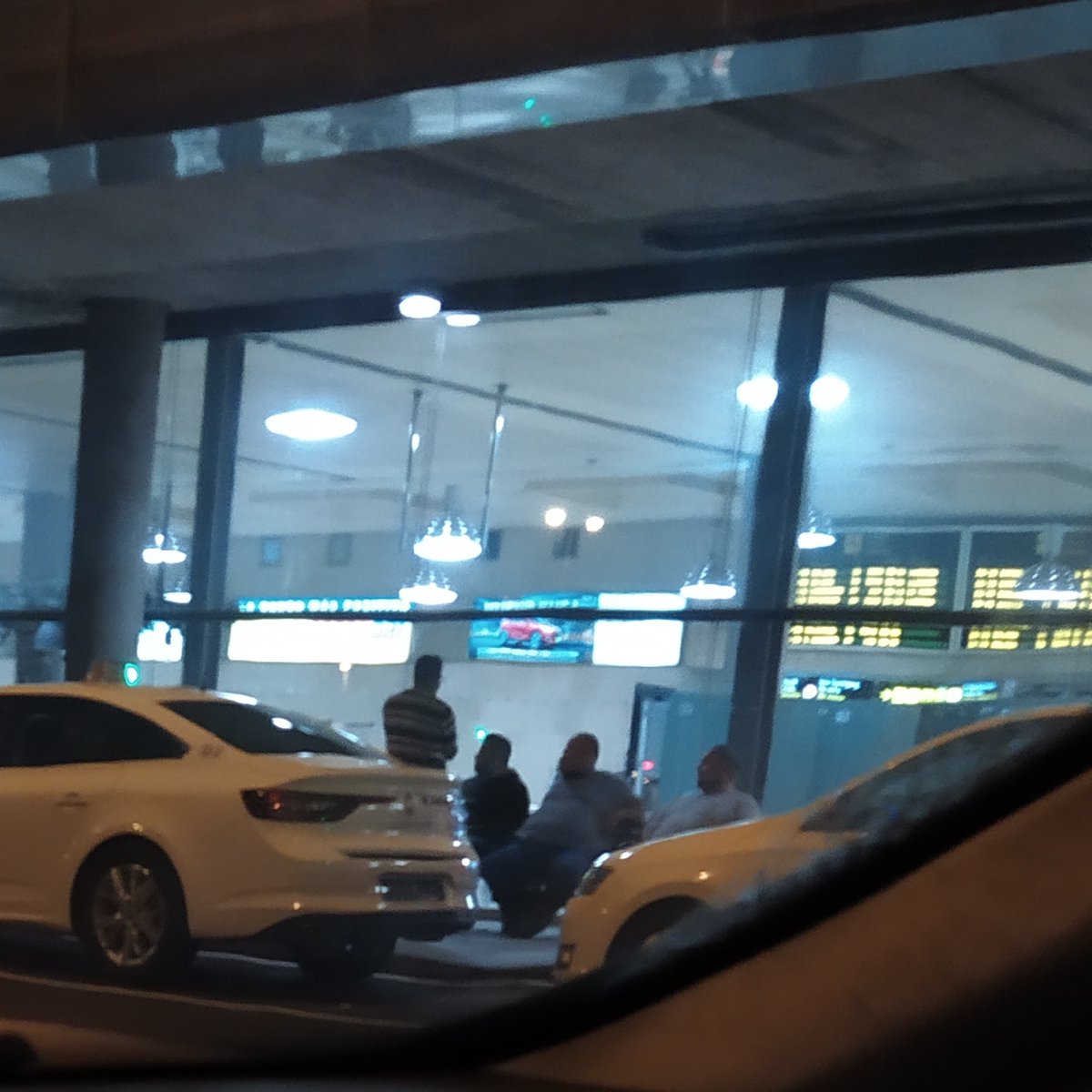 TransparenciaTF's tweet photo. Es posible que el próximo brote de #COVD19 crean que es de los viajeros pero resulta que son de los taxistas de @EliteTaxiTF. Debería acercase la @policialalaguna a poner orden. https://t.co/pbNNEF7jFL
