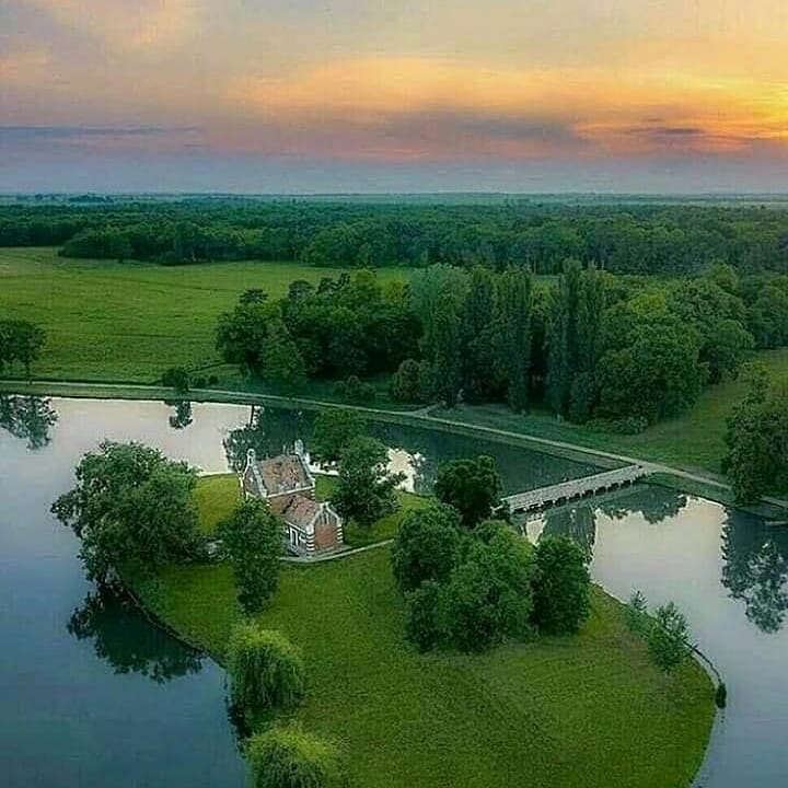 İnsanı öfke değil, hüzün öldürür.

Öfke bedenin içinden dışına doğru, hüzün dışından içine doğru hareket eder. 

Bundan dolayı hüzün öldürür, öfke öldürmez. 

Çünkü öfke dışarı taşar, hüzün ise içeride çöreklenip kalır. 

Edeb'üd-Dünya Ve'd-Din (İmam Maverdi)
