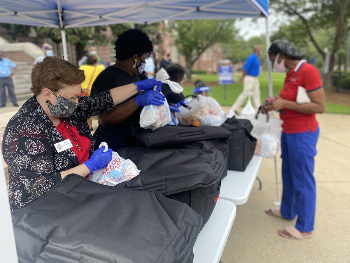 Last stop of the day was with the BULLDOGS of <a href="/APSWashington/">Booker T. Washington High School</a>!! Board Members worked alongside Superintendent <a href="/DrLisaHerring/">Dr. Lisa N. Herring</a> distributing meals to our APS families. We are excited for the great work and leadership of @Principal_BTW! Have a fantastic school year BULLDOGS! #DayOne