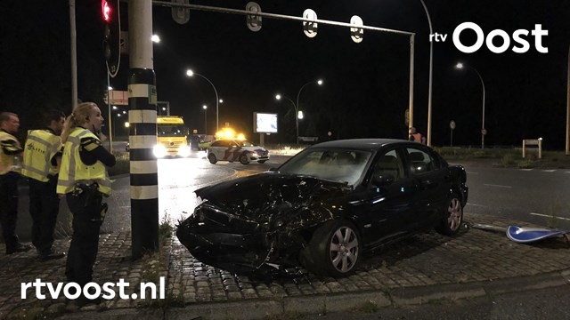 Opnieuw forse aanrijding op de kruising IJsselallee/Nieuwe Veerallee in Zwolle. #rtvoost.
