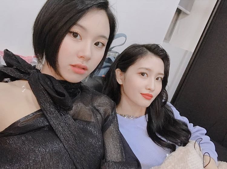 chaefies (chaeyoung selfie’s); a thread