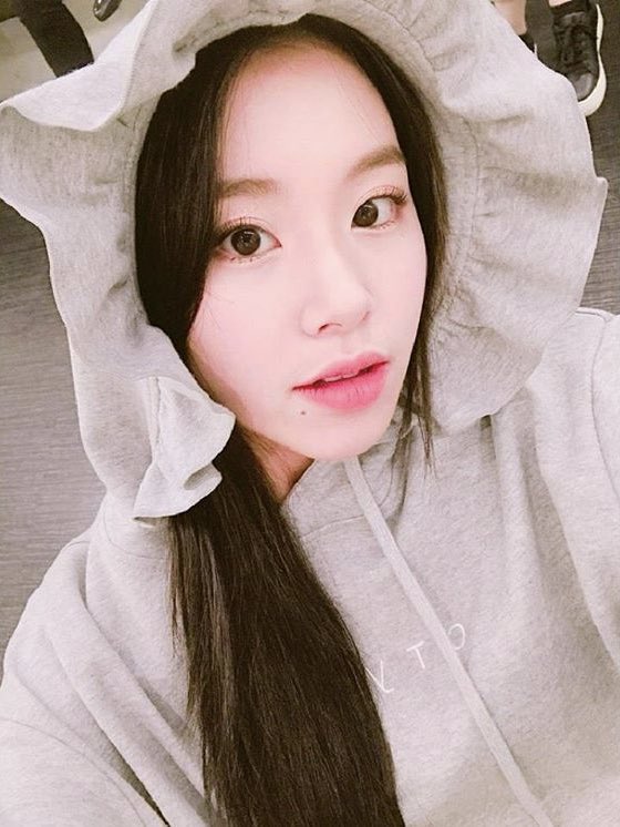 chaefies (chaeyoung selfie’s); a thread