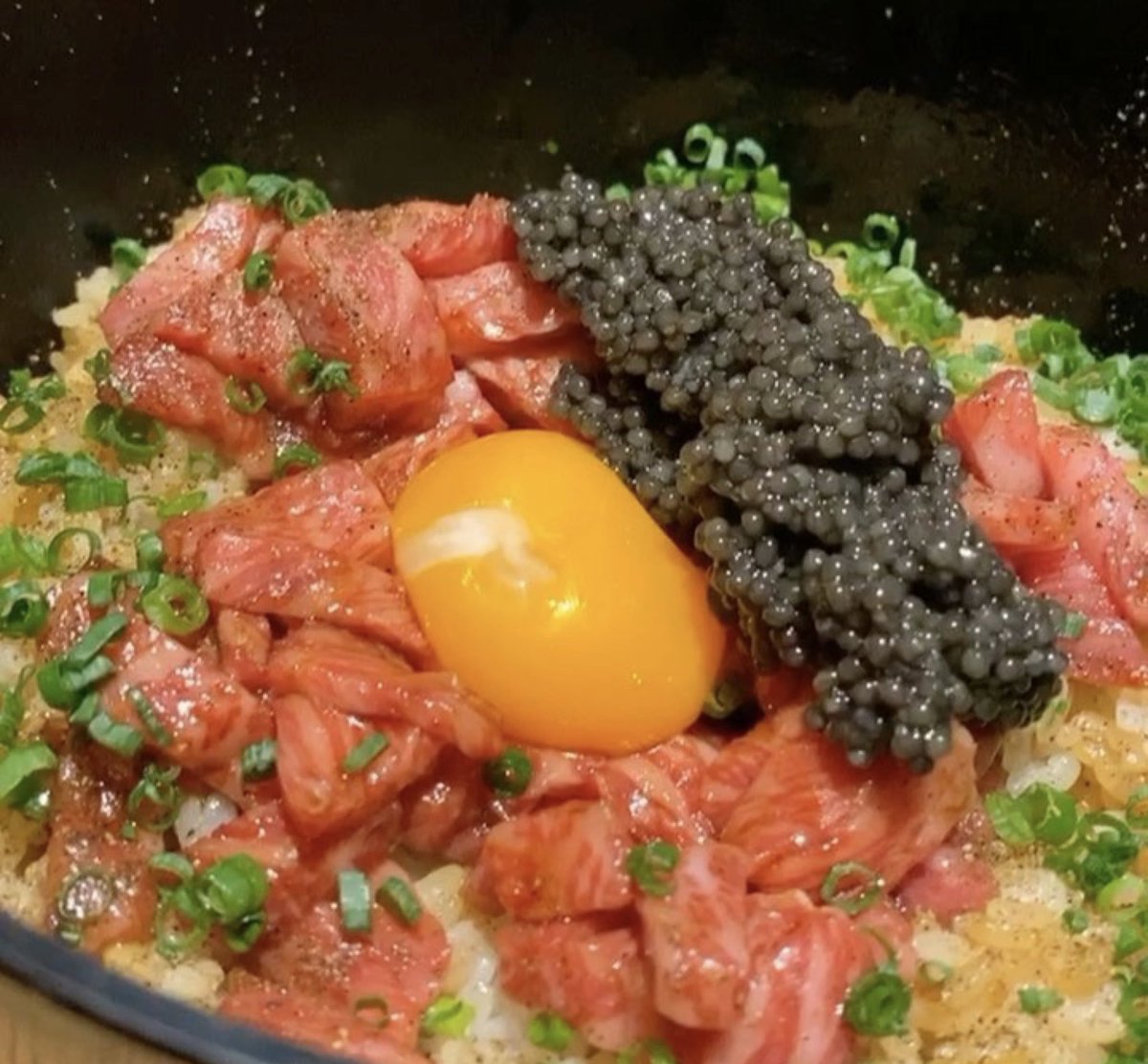 cossottesp's tweet photo. 贅沢キャビア丼

#コソットsp #キャビア #贅沢 #六本木焼肉 #焼肉 #麻布十番 https://t.co/RYXrgG49b1