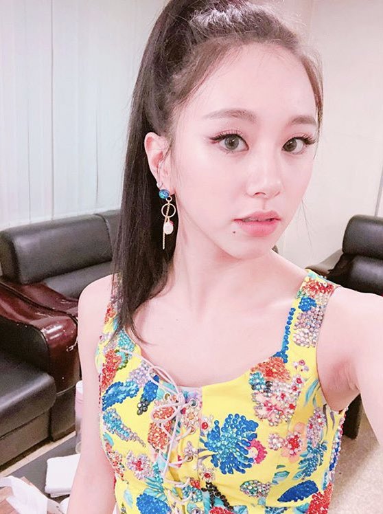 chaefies (chaeyoung selfie’s); a thread