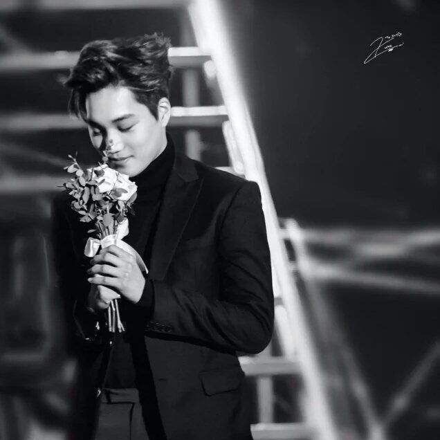 hourlyEXOVET's tweet photo. 🌹🖤
#kaiyeri #exo #redvelvet #exovet #hourlyexovet #kai #yeri https://t.co/Y5xqsTAXpL