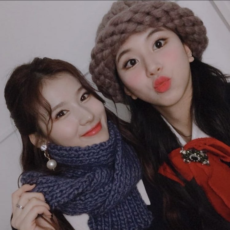 chaefies (chaeyoung selfie’s); a thread
