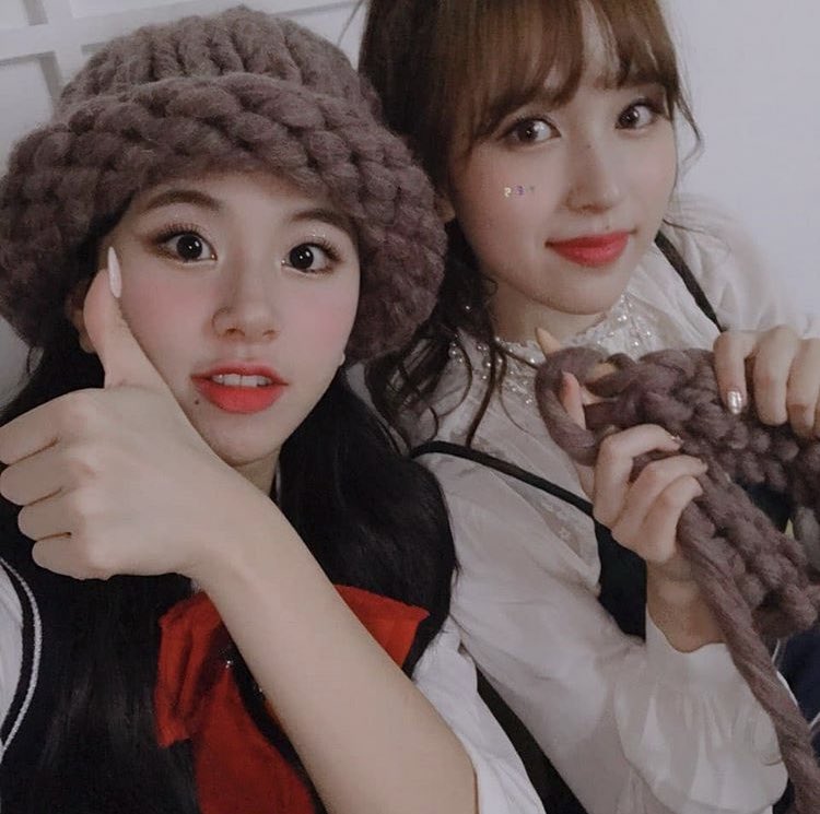chaefies (chaeyoung selfie’s); a thread