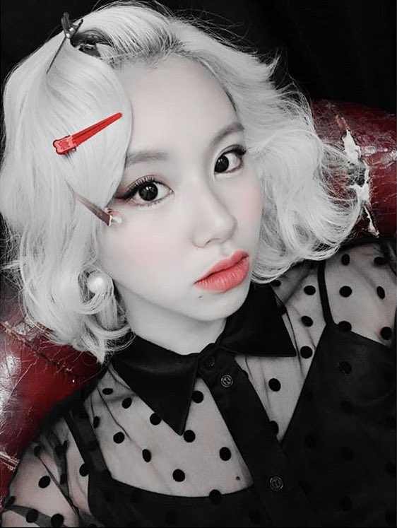 chaefies (chaeyoung selfie’s); a thread