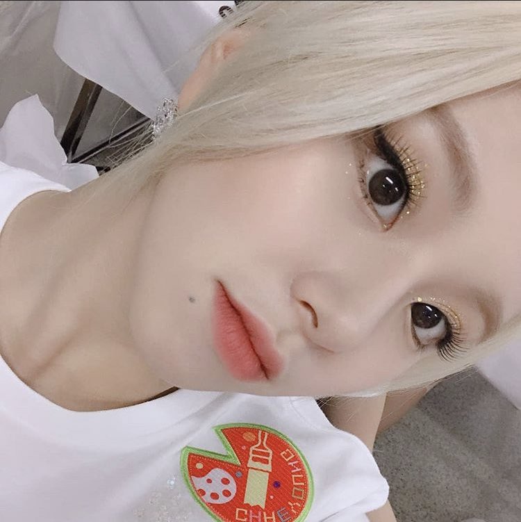 chaefies (chaeyoung selfie’s); a thread