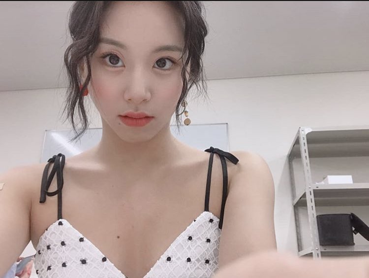 chaefies (chaeyoung selfie’s); a thread