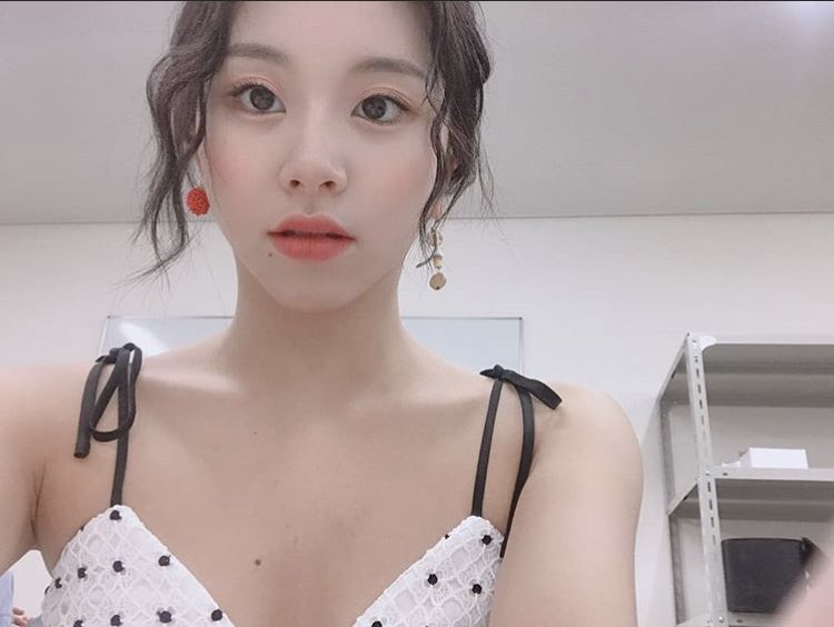 chaefies (chaeyoung selfie’s); a thread