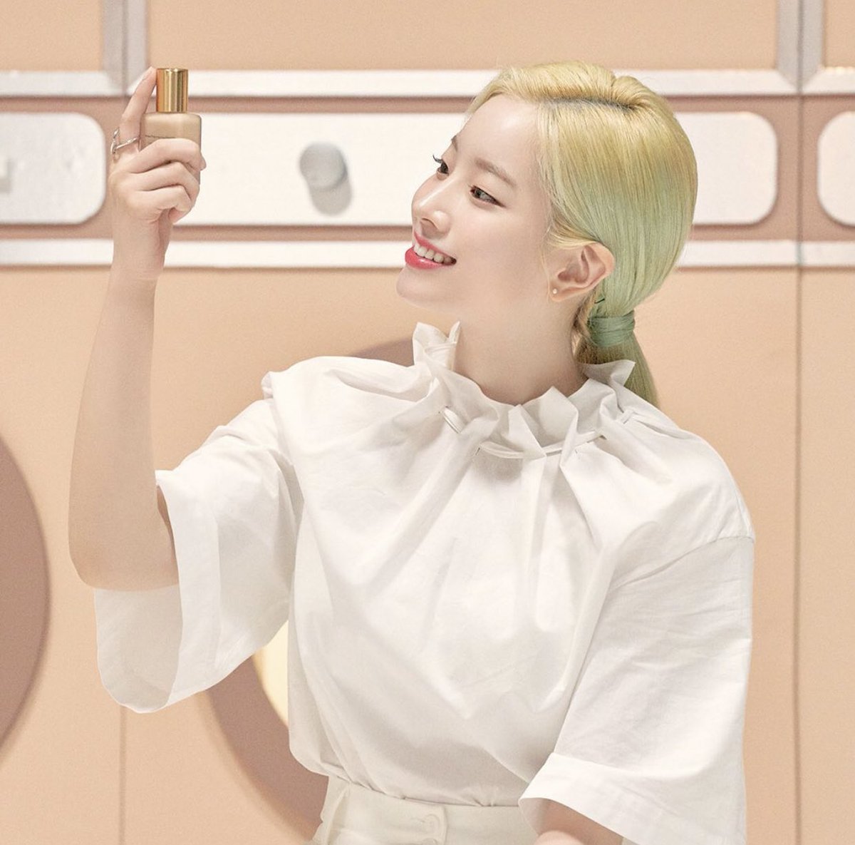 misayeon's tweet photo. TWICE x Estée Lauder 
Dahyun’s promo photos 📸
https://t.co/jq2w8mQLxX
#TWICE #트와이스 @JYPETWICE https://t.co/kgY3uoG86o
