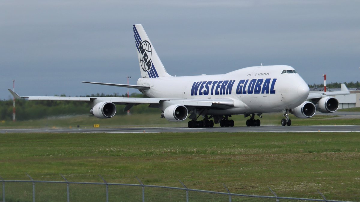 atl_aviation's tweet photo. A gargantuan #westernglobal 747-400 beginning it's takeoff roll from #YHZ

#planespotting #aviationphotography #b747 #N356KD #WesternGlobalAirlines 

Photo taken: June 14, 2020 https://t.co/jEJ7a5zND4