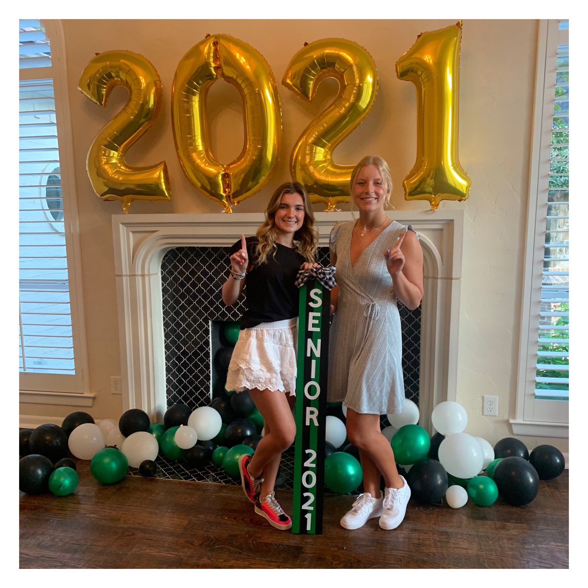 Melissa1Higgins's tweet photo. SENIORS!! Here we go!! ππππ€©π©πΌβππ
π³π’ #dragonsfirstday20 @CarrollSRHigh @SCLDS https://t.co/0NdVjr23xf