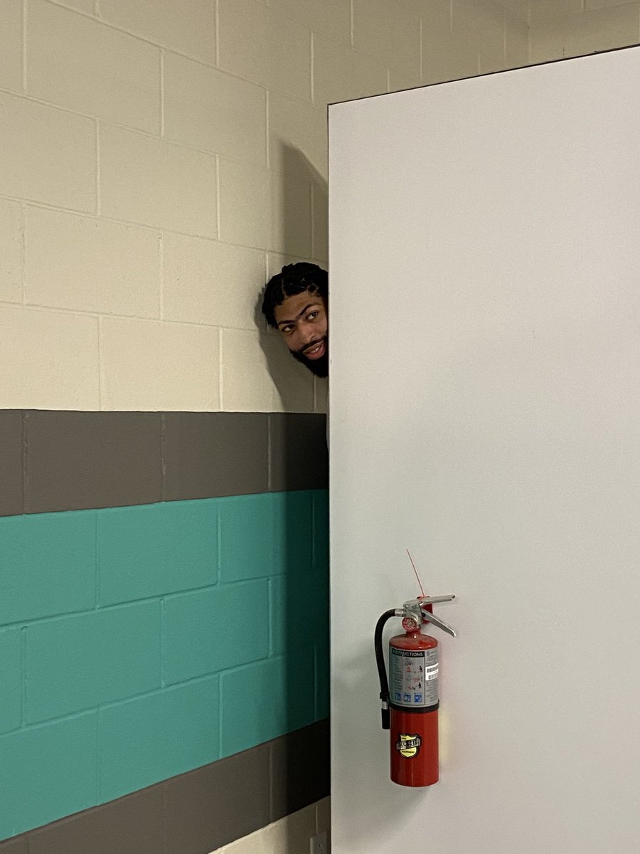 Sincere_Sin's tweet photo. @NBAonTNT Kenny watching Shaq around the corner. 🤣🤣🤣 https://t.co/9nGmGuJxFj