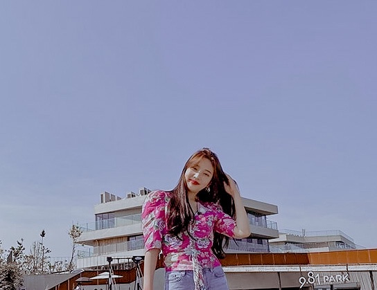 hourlyEXOVET's tweet photo. Clear your mind, watch the sky☁️
#sujoy #exo #redvelvet #exovet #hourlyexovet #suho #joy https://t.co/B2JU0AtEDO