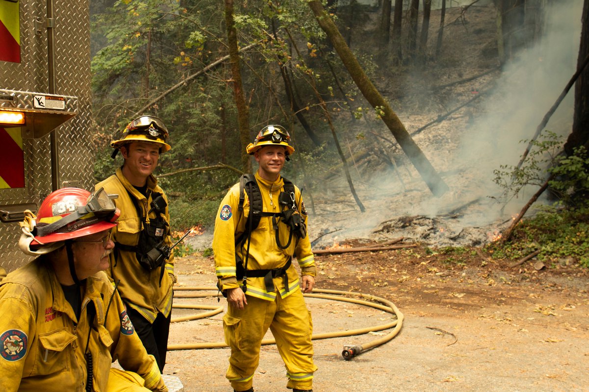 NorCal_Stringer's tweet photo. Fires along Felton Empire Road were being closely monitored by Santa Cruz County Fire Department. Glad to see some smiles today after all they have been through. #CZULightingComplex https://t.co/iZg7SSeyLP