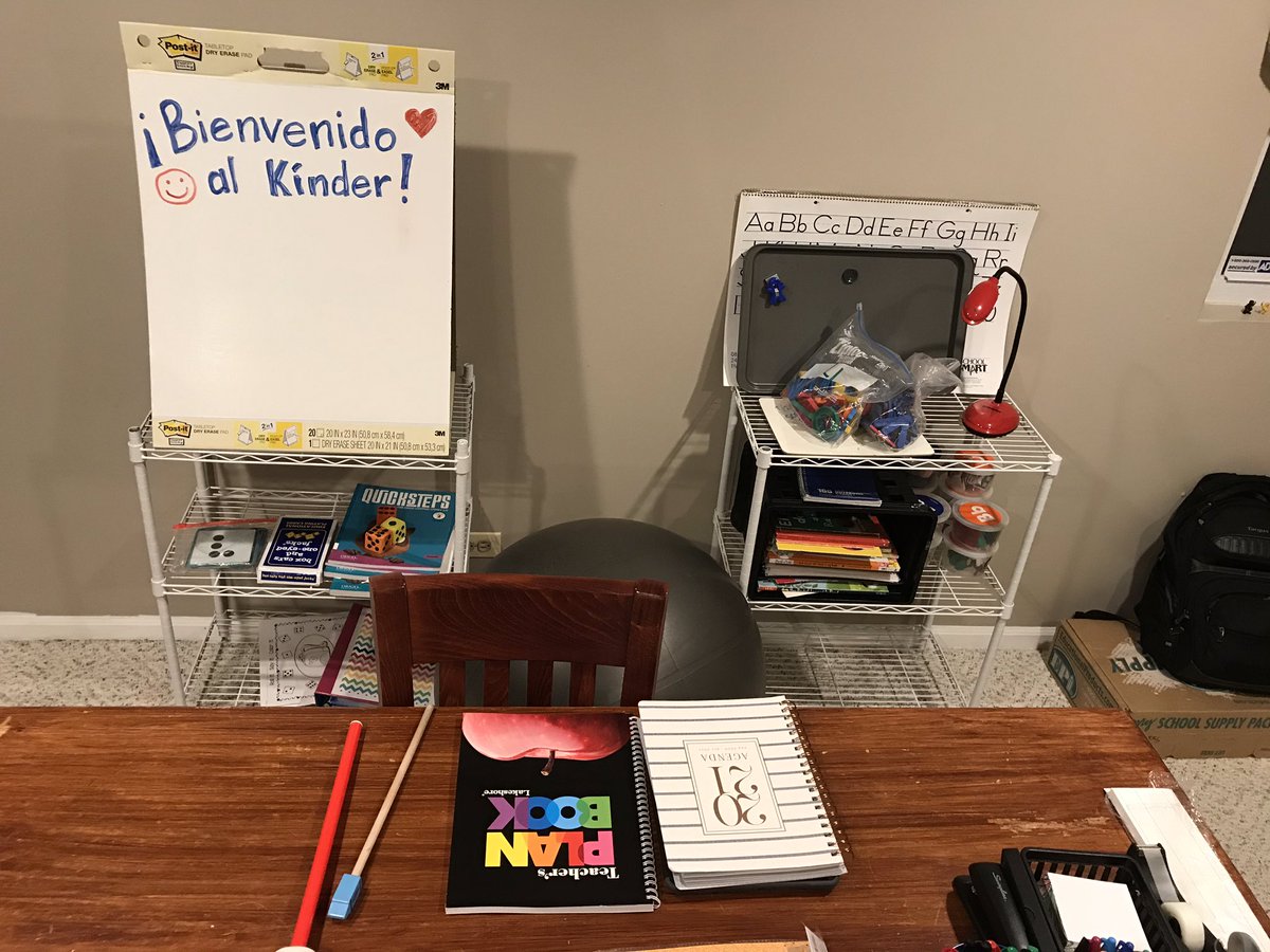 BraaschsBunch's tweet photo. ¡Mi clase de kínder desde la casa  y mis asistentes!My kindergarten  from home and my assistants! #SPDragons95 https://t.co/aRzCbpUbjm