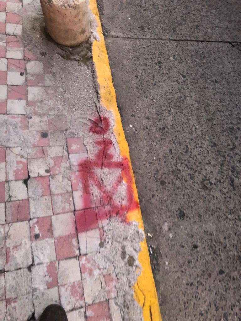 nuno_bertha's tweet photo. La Calle Garibaldi en la zona centro, entre Liceo y Pino Suarez está llena de marcas al pie de las casas ... a varias han intentado entrar. Necesitamos mayor vigilancia @PoliciaGDL @Trafico_ZMG @DelToroIsmael @EnriqueAlfaroR @BeckyReynoso https://t.co/ZfrxfkME8e