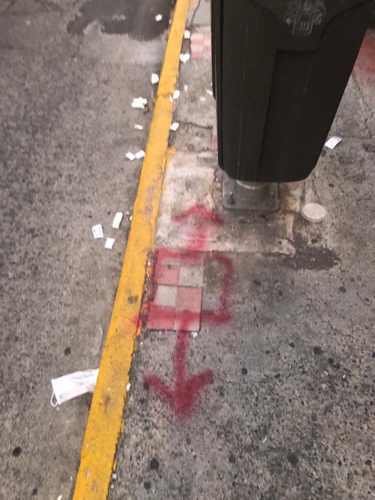 nuno_bertha's tweet photo. La Calle Garibaldi en la zona centro, entre Liceo y Pino Suarez está llena de marcas al pie de las casas ... a varias han intentado entrar. Necesitamos mayor vigilancia @PoliciaGDL @Trafico_ZMG @DelToroIsmael @EnriqueAlfaroR @BeckyReynoso https://t.co/ZfrxfkME8e