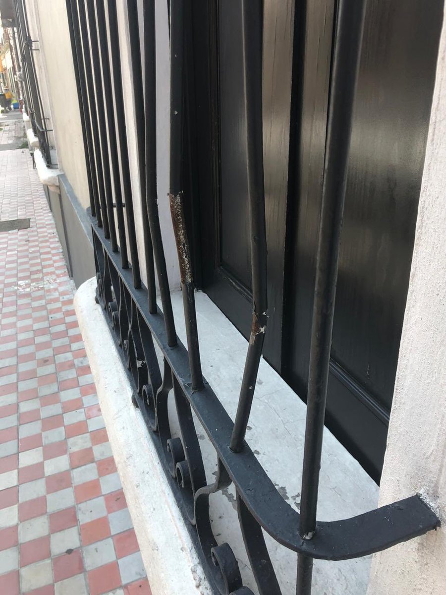 nuno_bertha's tweet photo. La Calle Garibaldi en la zona centro, entre Liceo y Pino Suarez está llena de marcas al pie de las casas ... a varias han intentado entrar. Necesitamos mayor vigilancia @PoliciaGDL @Trafico_ZMG @DelToroIsmael @EnriqueAlfaroR @BeckyReynoso https://t.co/ZfrxfkME8e