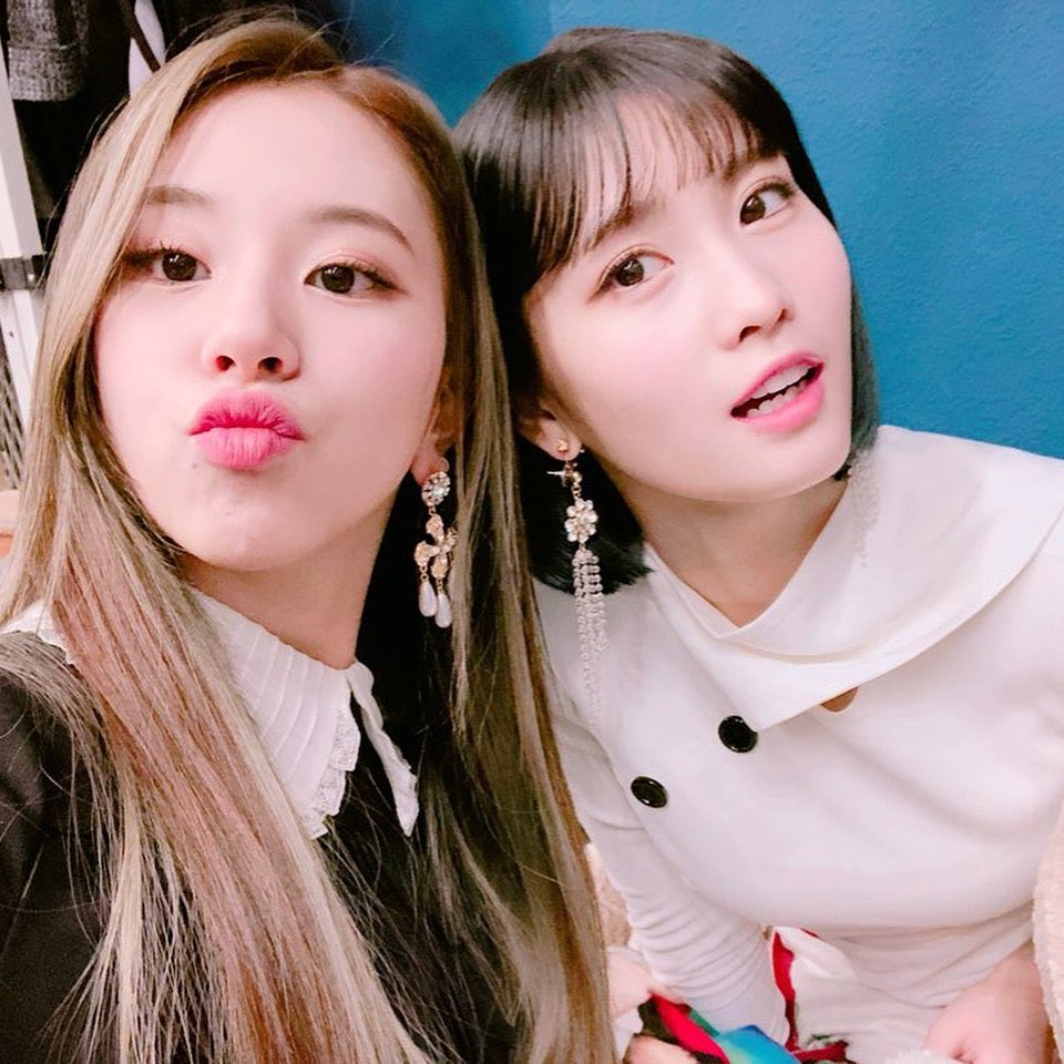 chaefies (chaeyoung selfie’s); a thread