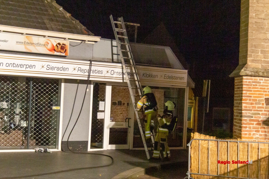 RegioSalland's tweet photo. Flinke rookontwikkeling boven winkels, blijkt afvalverbranding op dakterras, aan De Plas in Raalte. Brandweer heeft afgeblust, kort de omgeving gecontroleerd en is weer vertrokken.
https://t.co/qGzqatjYkQ https://t.co/ASIN3UAHy2