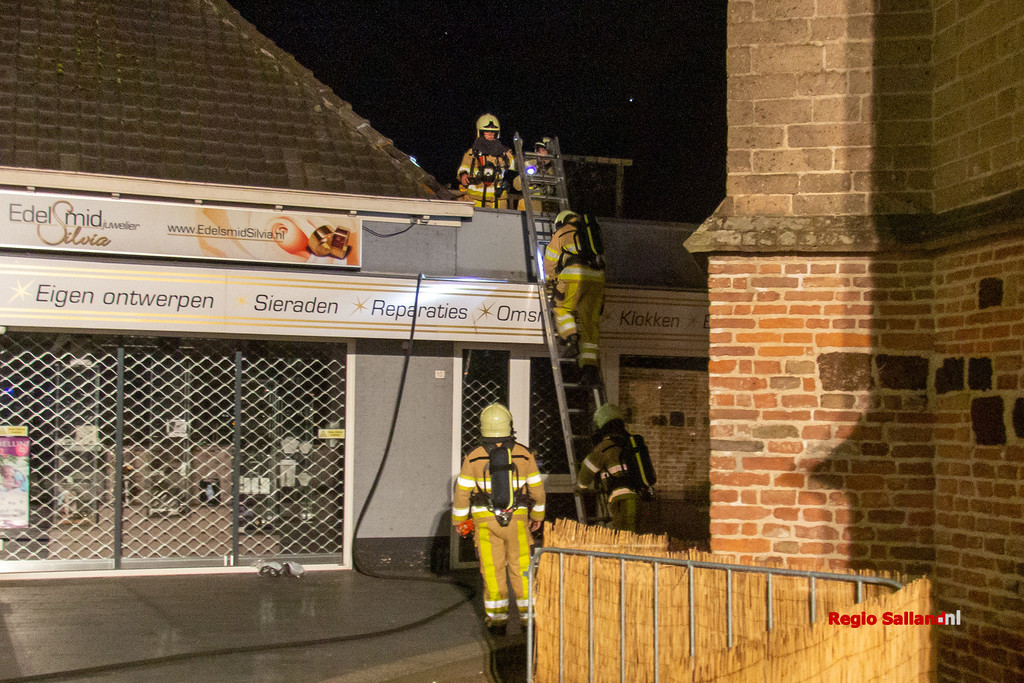Flinke rookontwikkeling boven winkels, blijkt afvalverbranding op dakterras, aan De Plas in Raalte. Brandweer heeft afgeblust, kort de omgeving gecontroleerd en is weer vertrokken.
x.com/BrandweerMON/s…