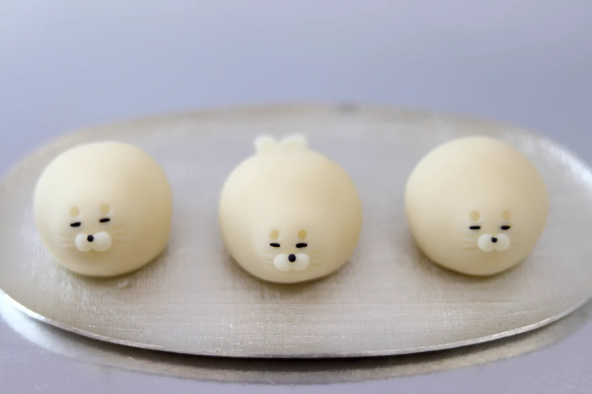 体を丸々と太らせて美味しそうに見せた結果⇒可愛すぎて食べづらい和菓子に！
